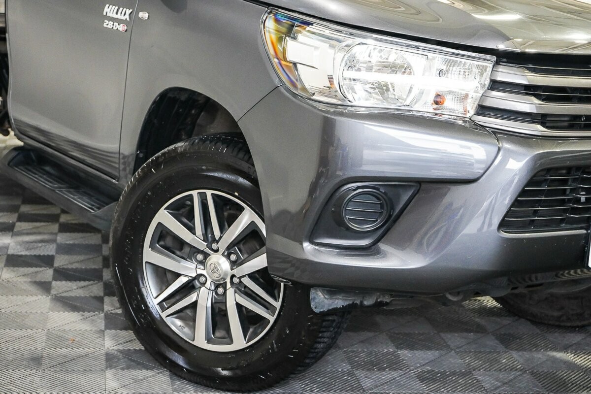 Toyota Hilux image 2