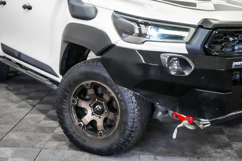 Toyota Hilux image 2