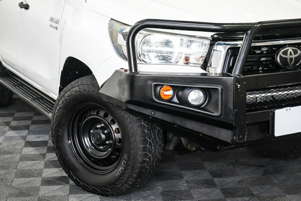 Toyota Hilux image 2