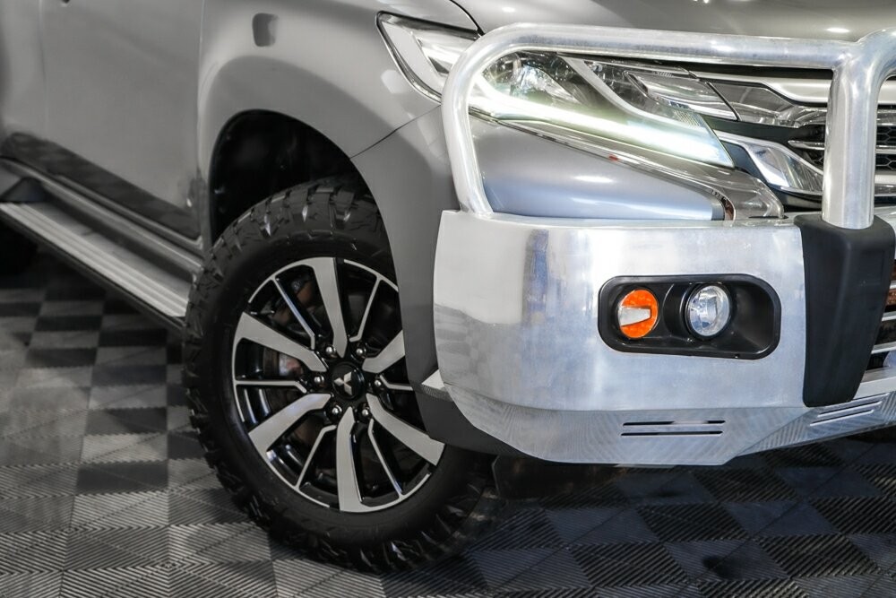 Mitsubishi Pajero Sport image 2