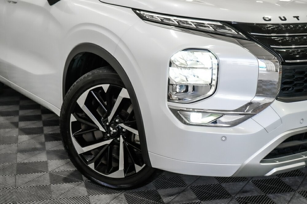 Mitsubishi Outlander image 2