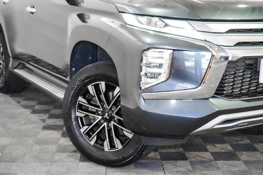 Mitsubishi Pajero Sport image 2