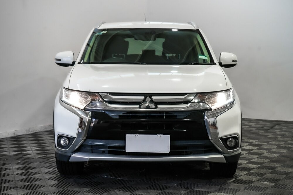Mitsubishi Outlander image 2