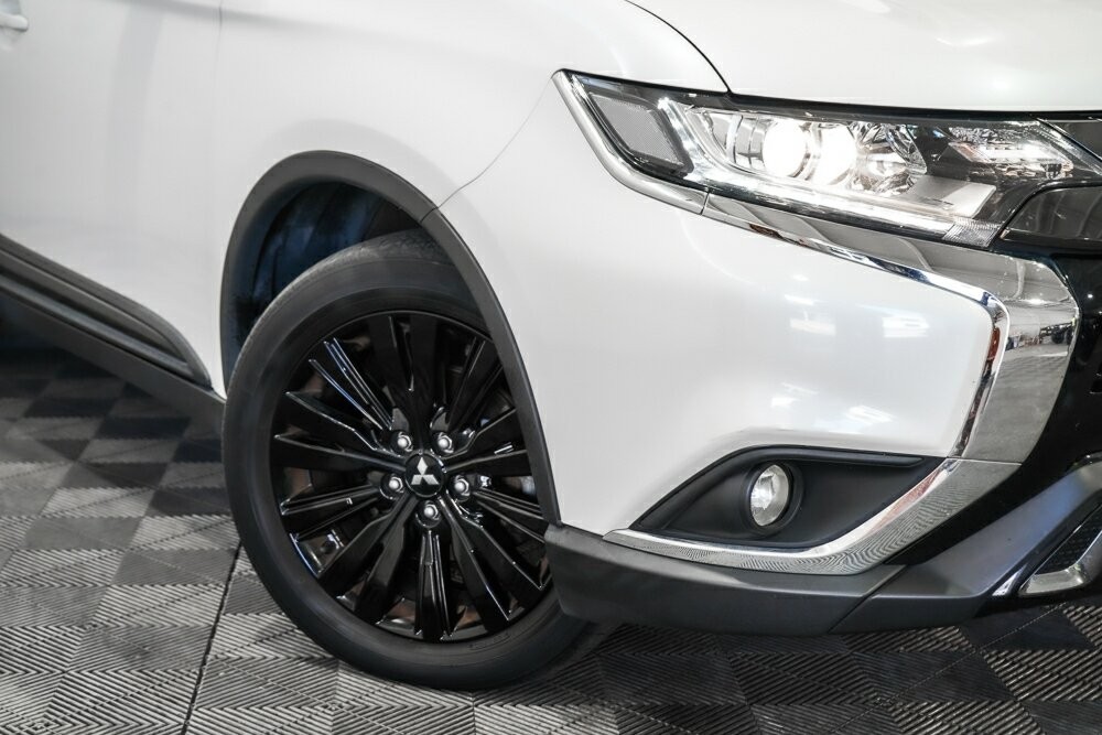 Mitsubishi Outlander image 2