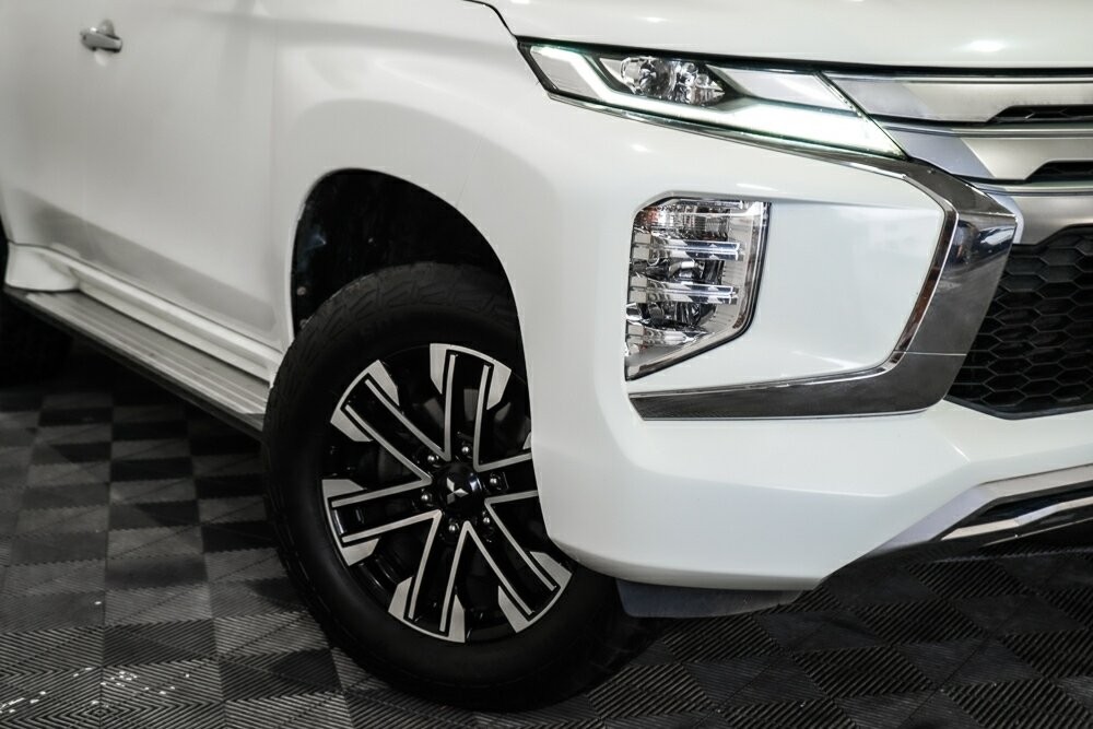 Mitsubishi Pajero Sport image 2
