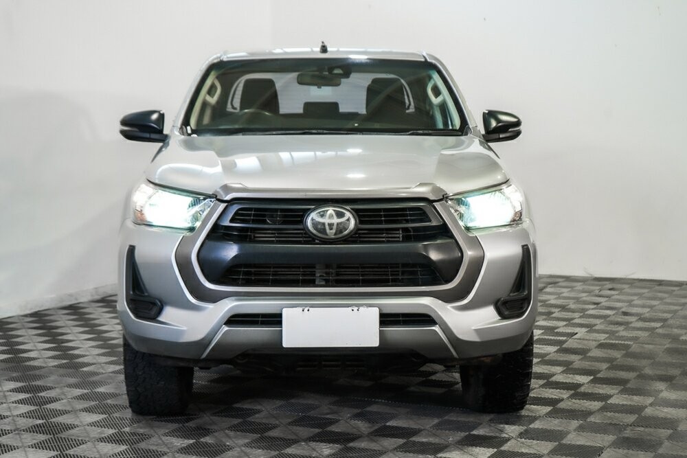 Toyota Hilux image 2