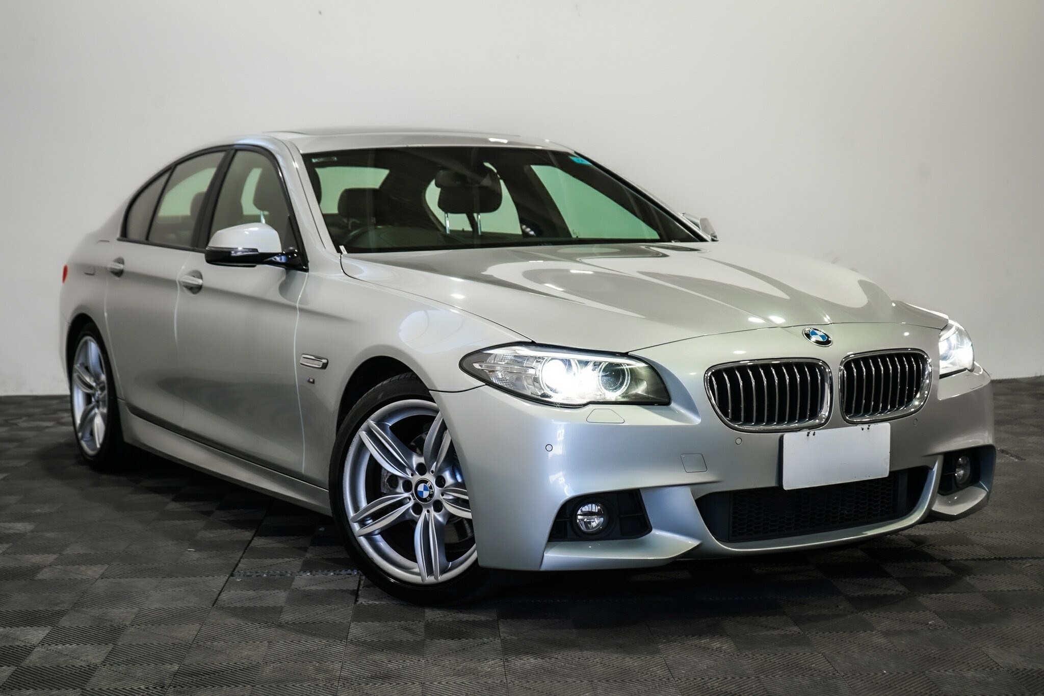 BMW 5 Series image 1