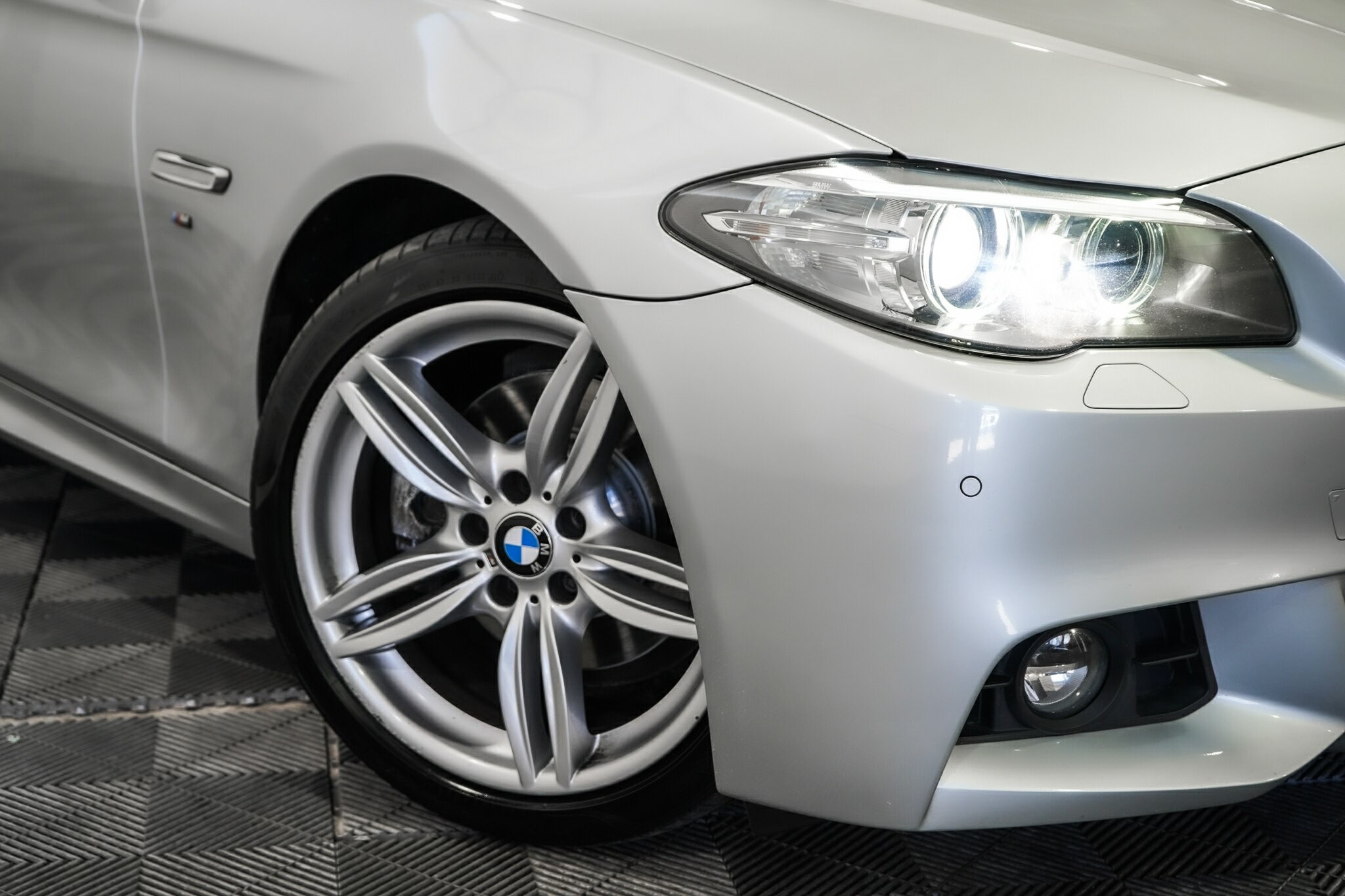 BMW 5 Series image 2