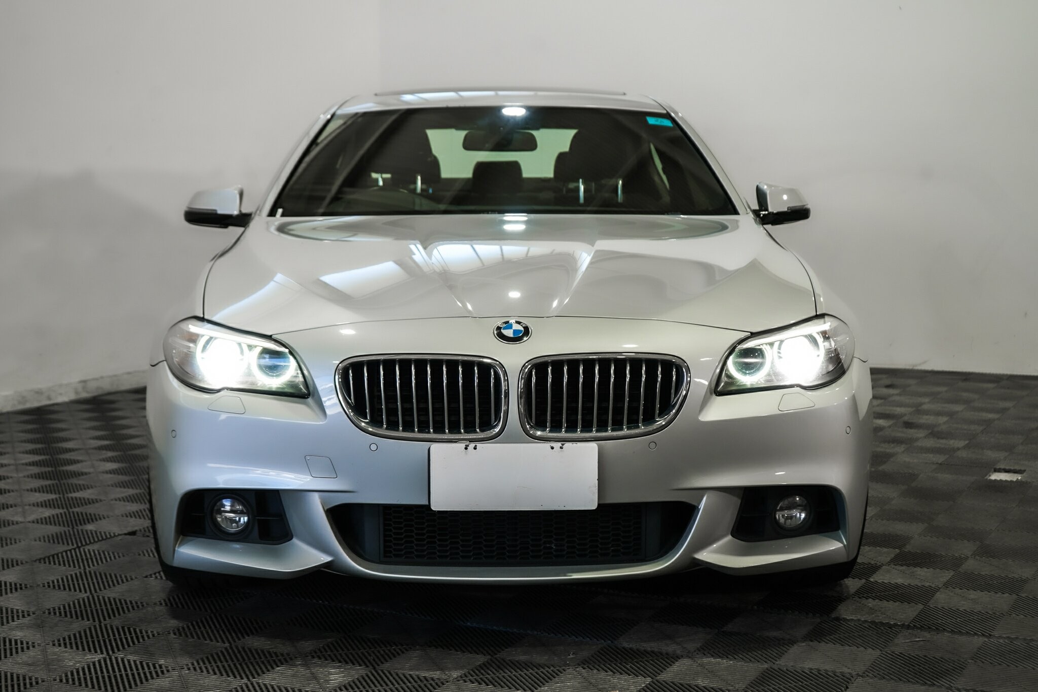 BMW 5 Series image 3