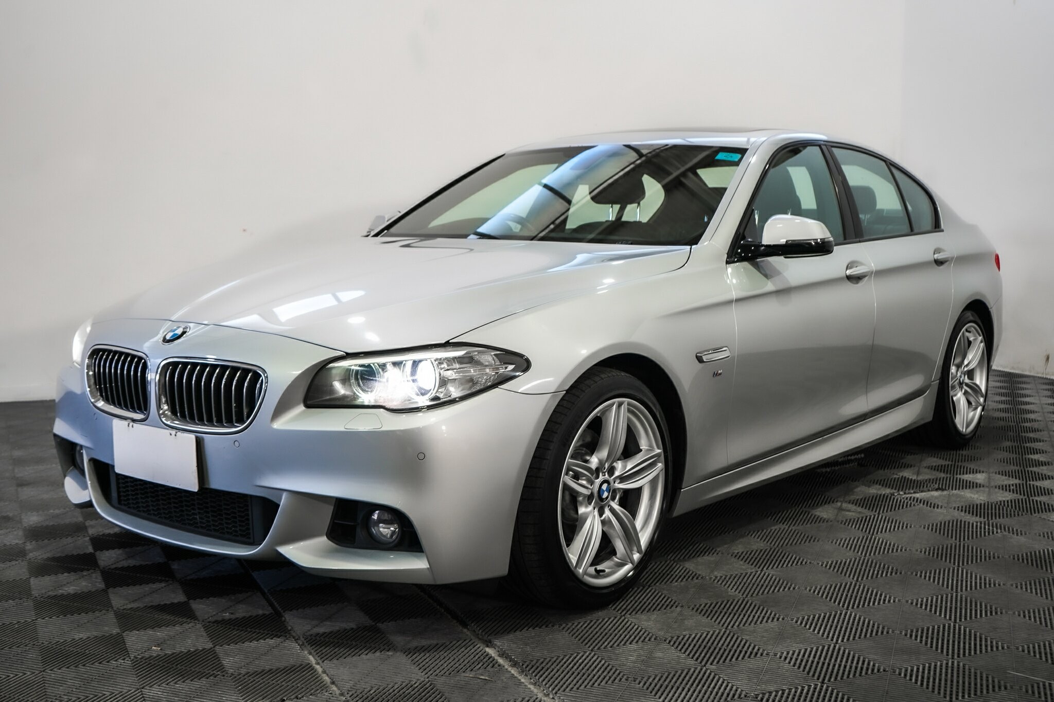 BMW 5 Series image 4