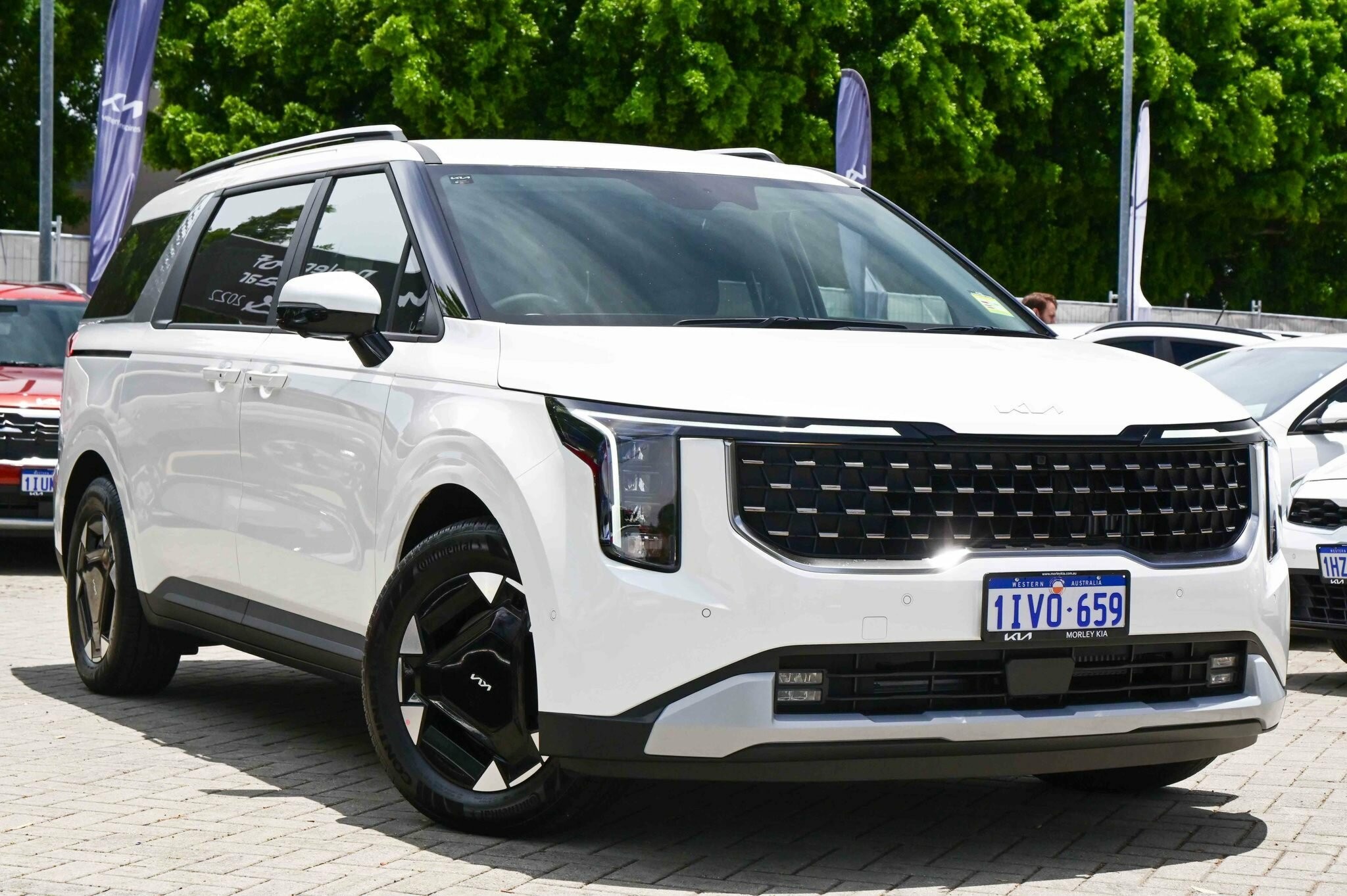 Kia Carnival image 1