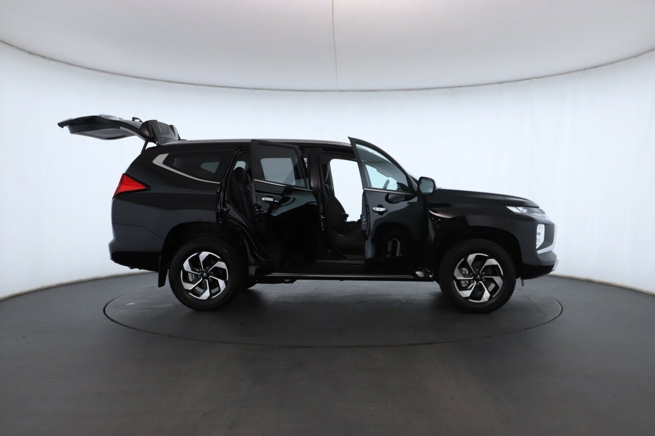 Mitsubishi Pajero Sport image 2