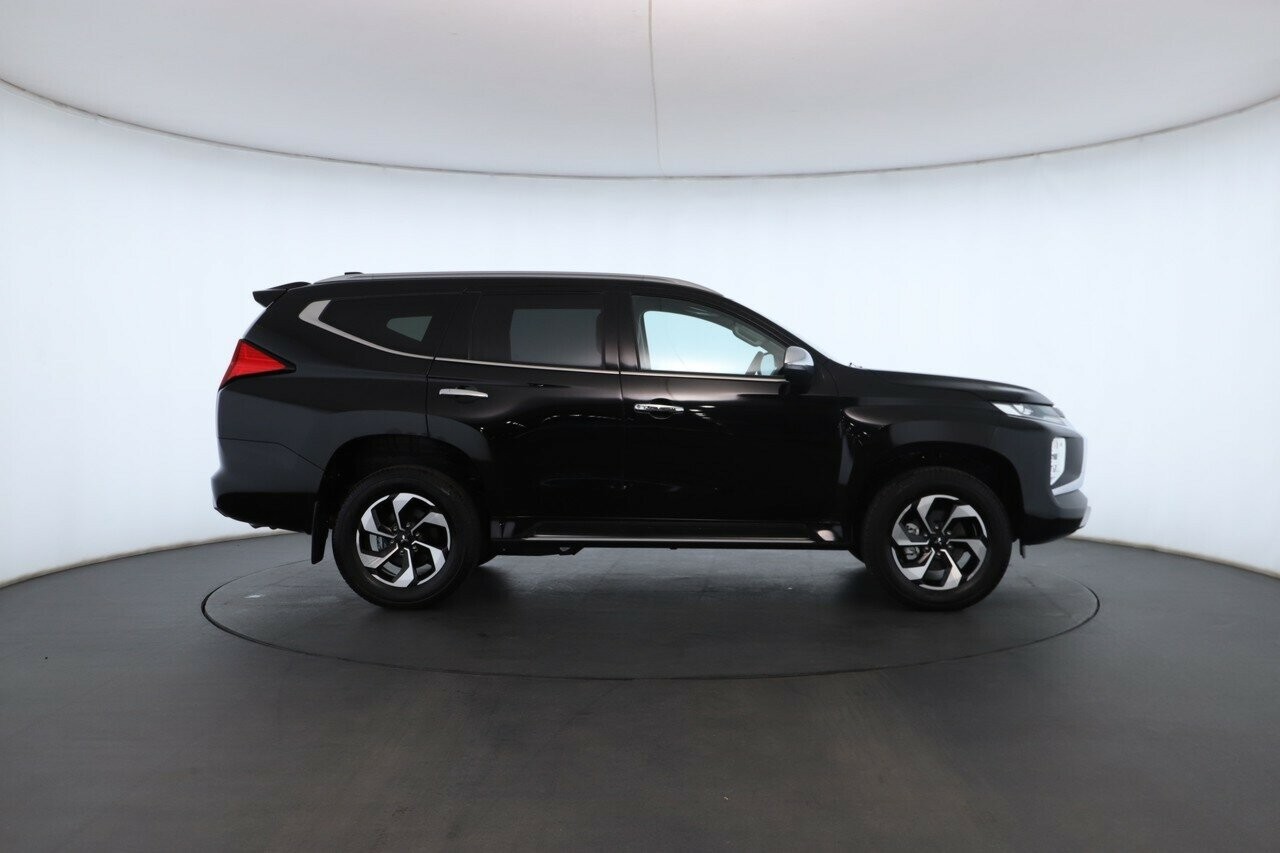 Mitsubishi Pajero Sport image 3