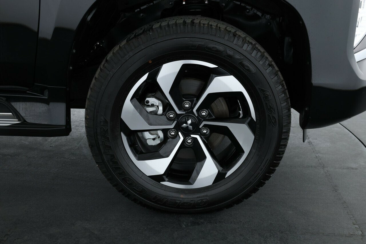 Mitsubishi Pajero Sport image 4