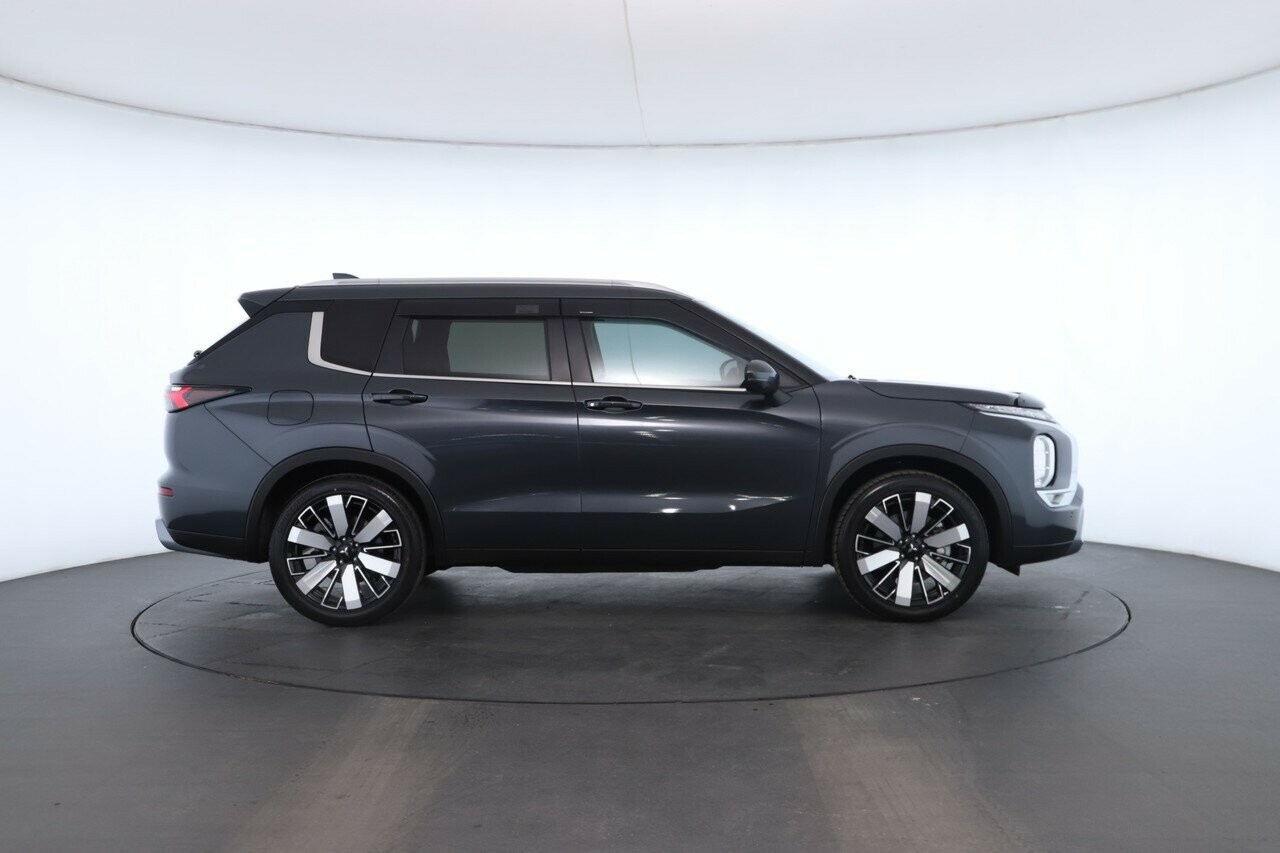 Mitsubishi Outlander image 2