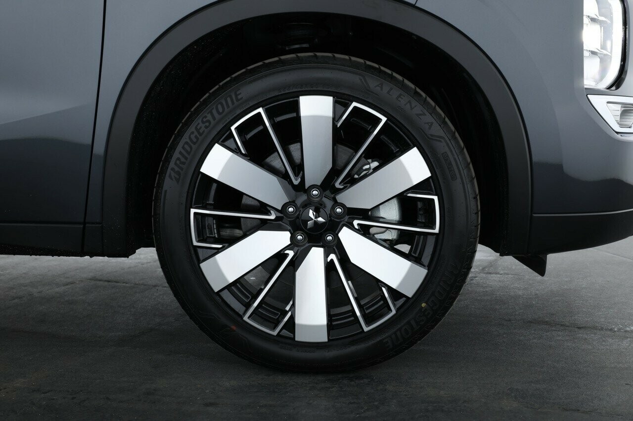 Mitsubishi Outlander image 3