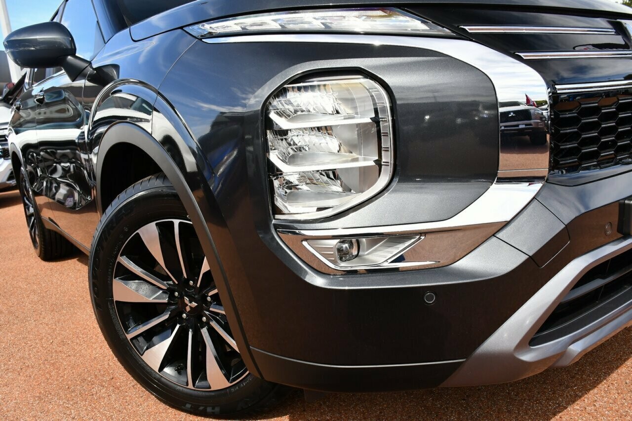 Mitsubishi Outlander image 2