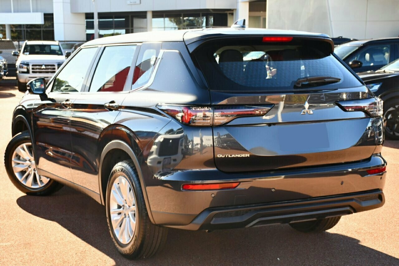 Mitsubishi Outlander image 3