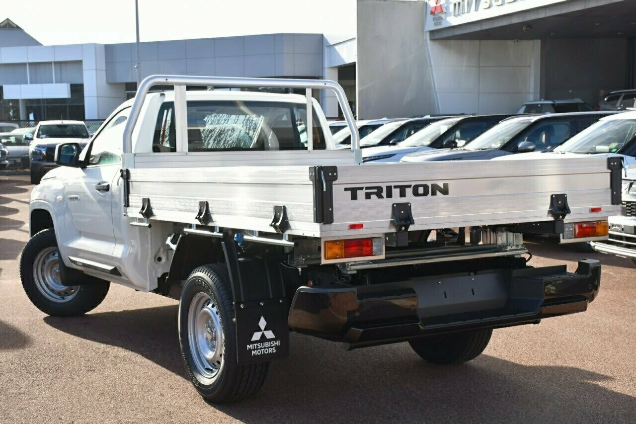 Mitsubishi Triton image 2