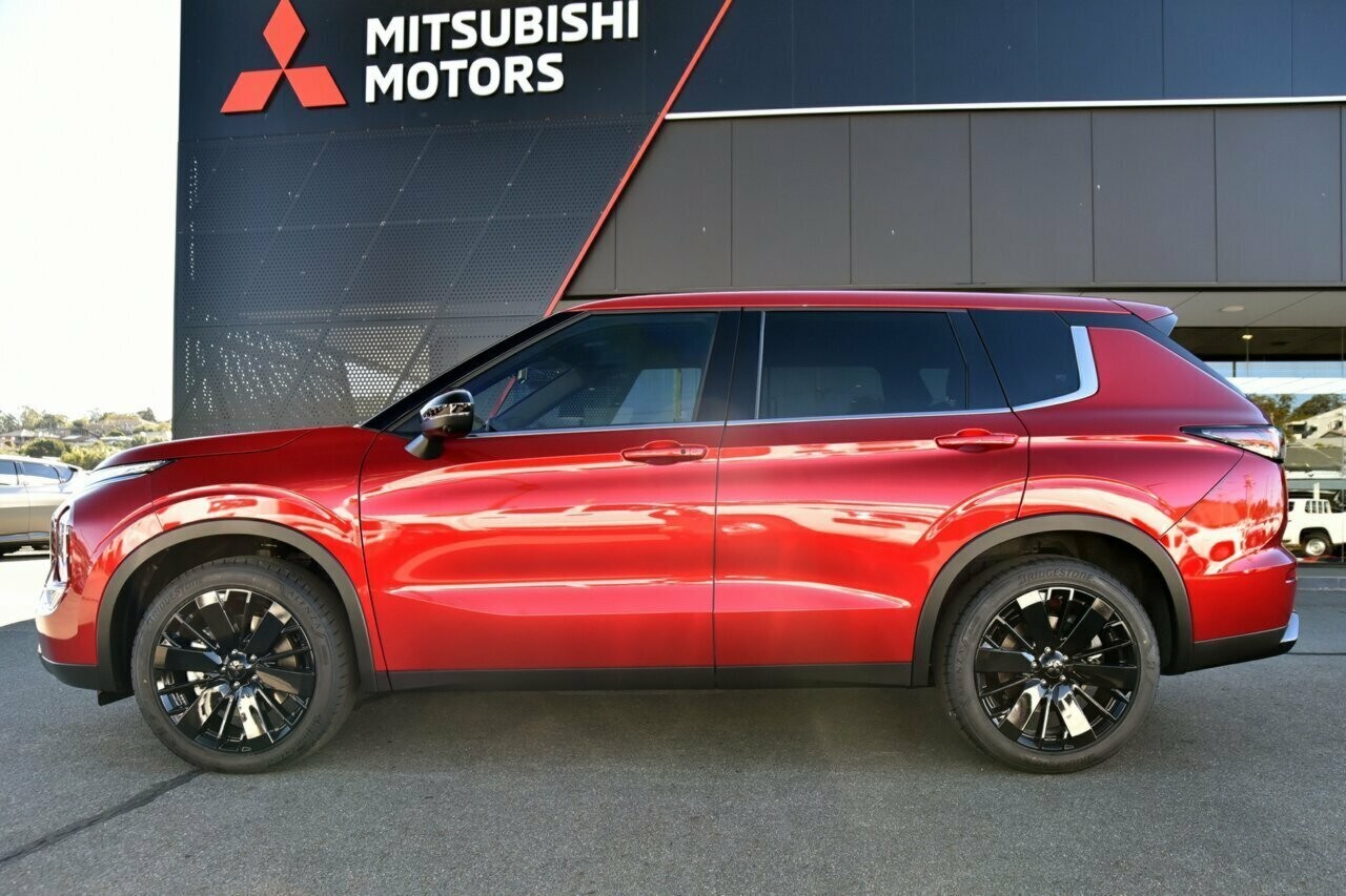 Mitsubishi Outlander image 2