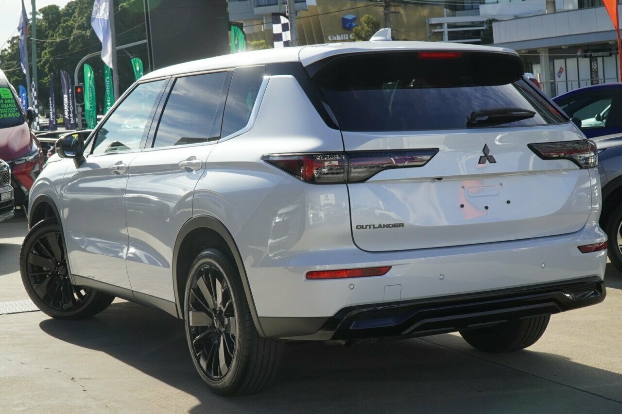 Mitsubishi Outlander image 3