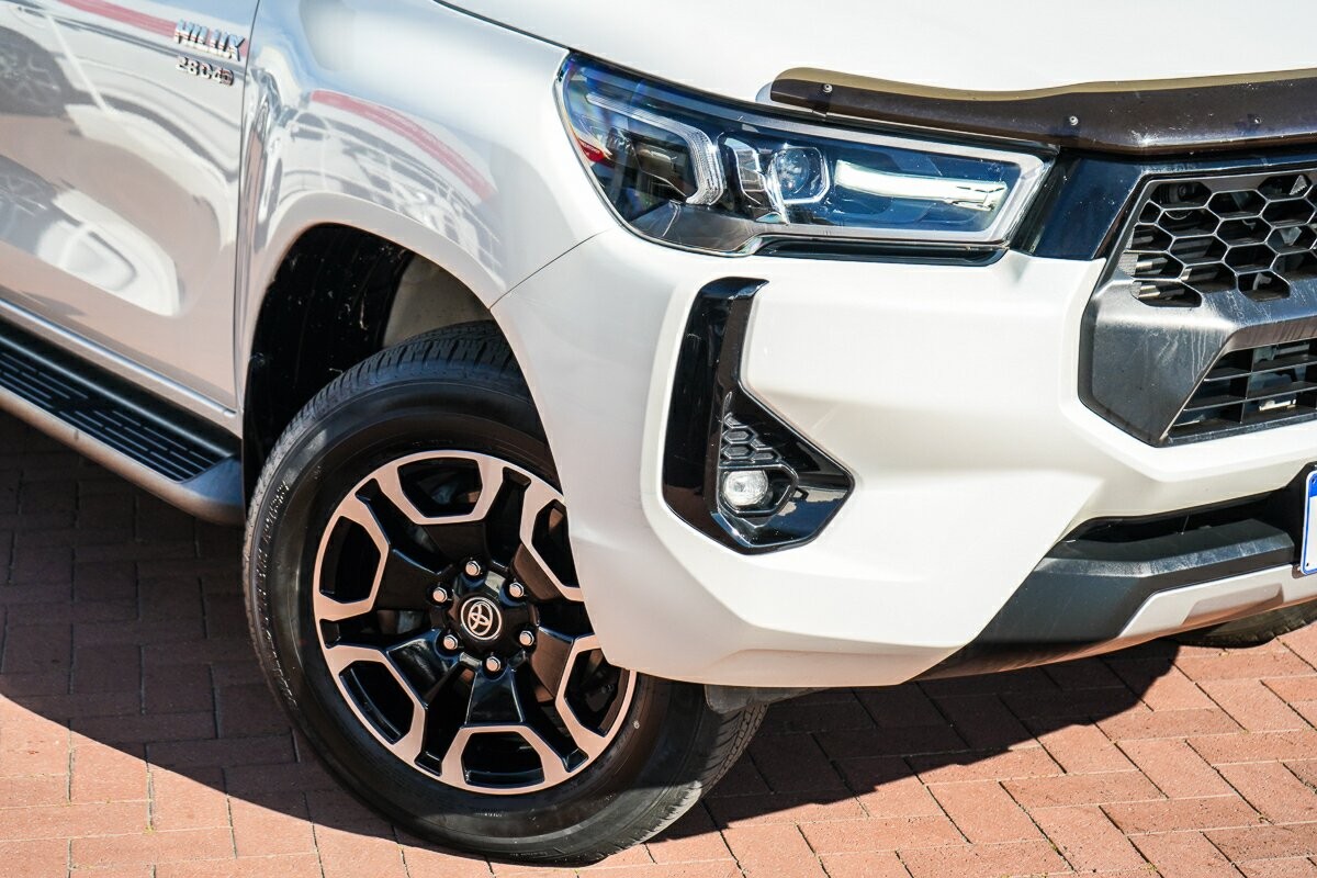 Toyota Hilux image 2