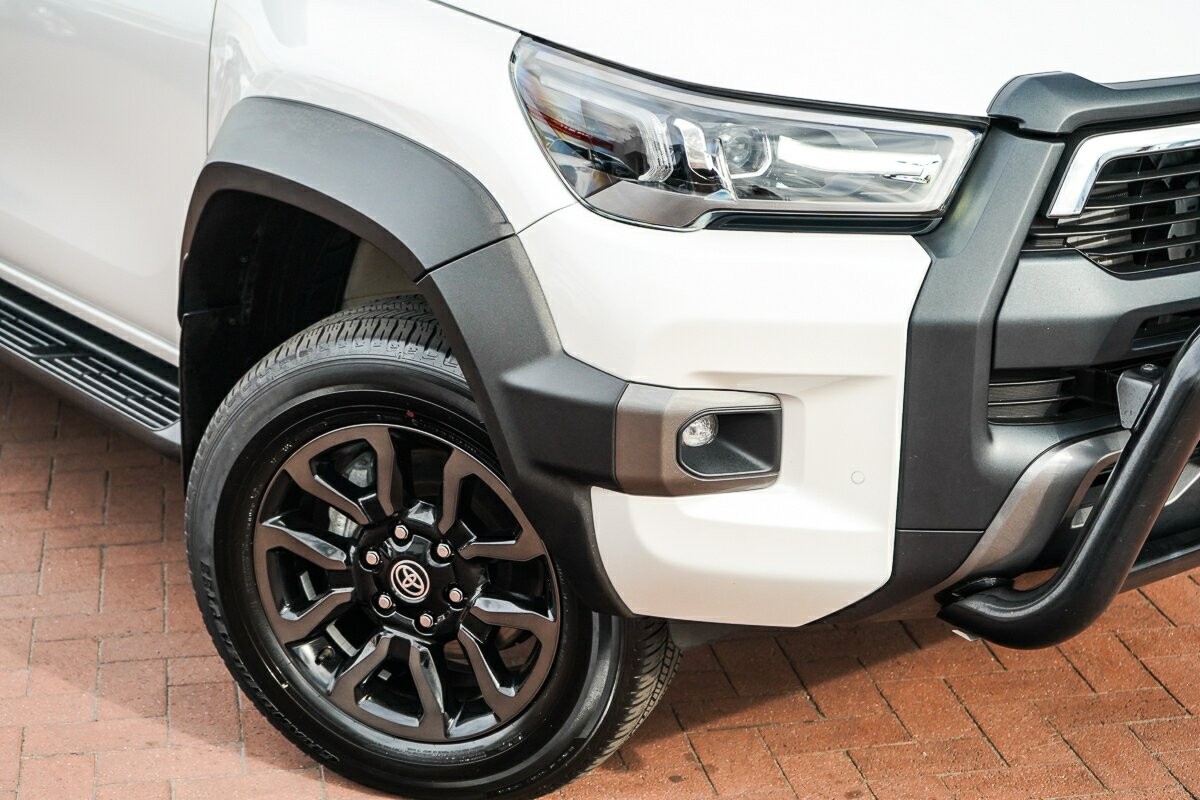 Toyota Hilux image 2