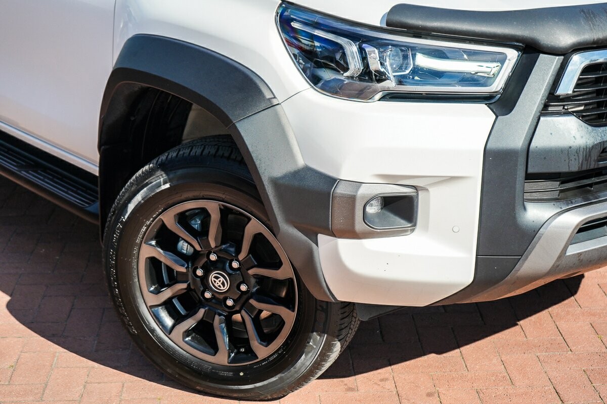 Toyota Hilux image 2