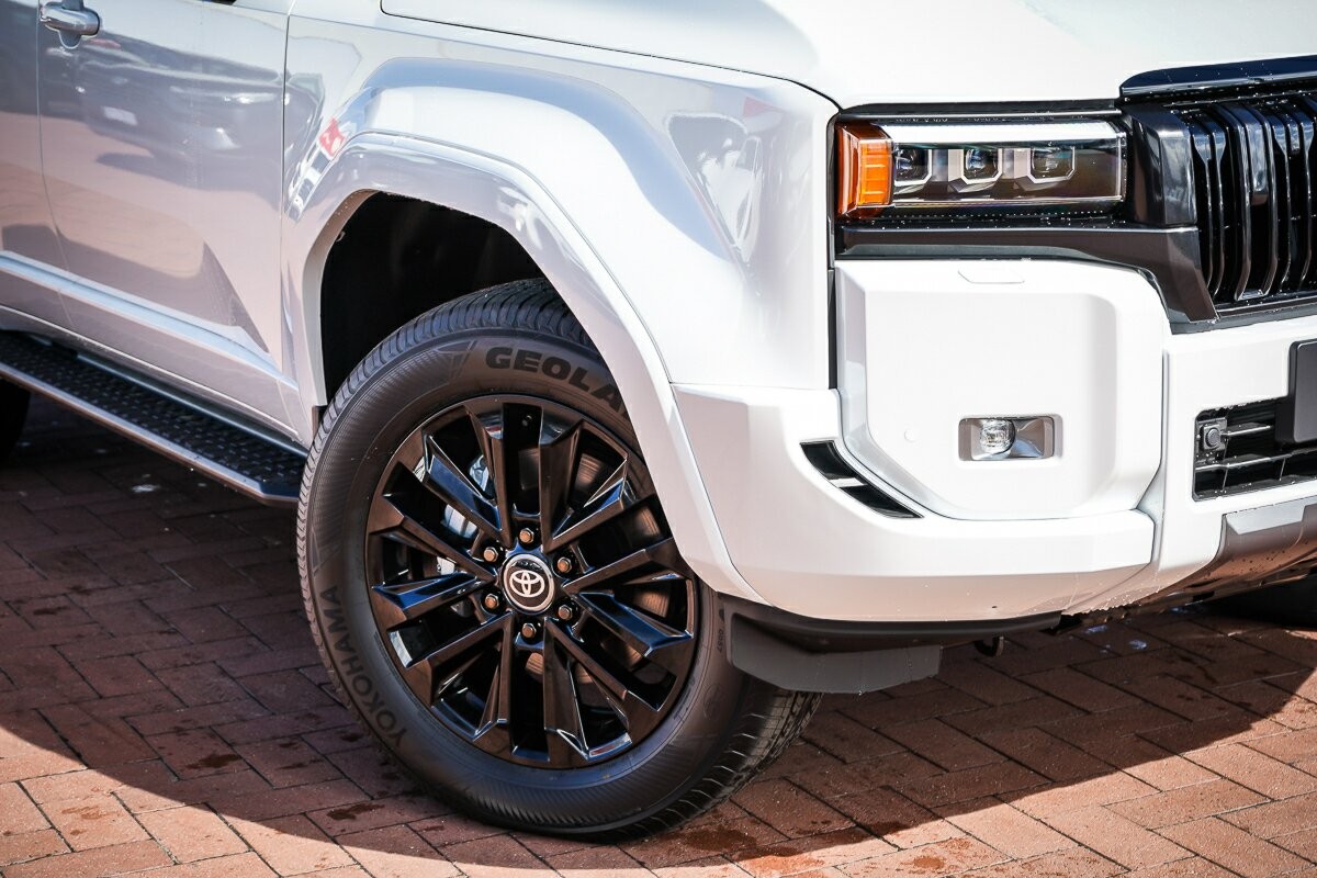 Toyota Landcruiser Prado image 2