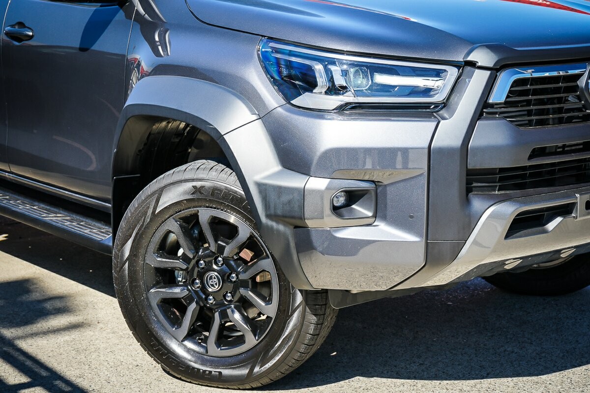 Toyota Hilux image 2
