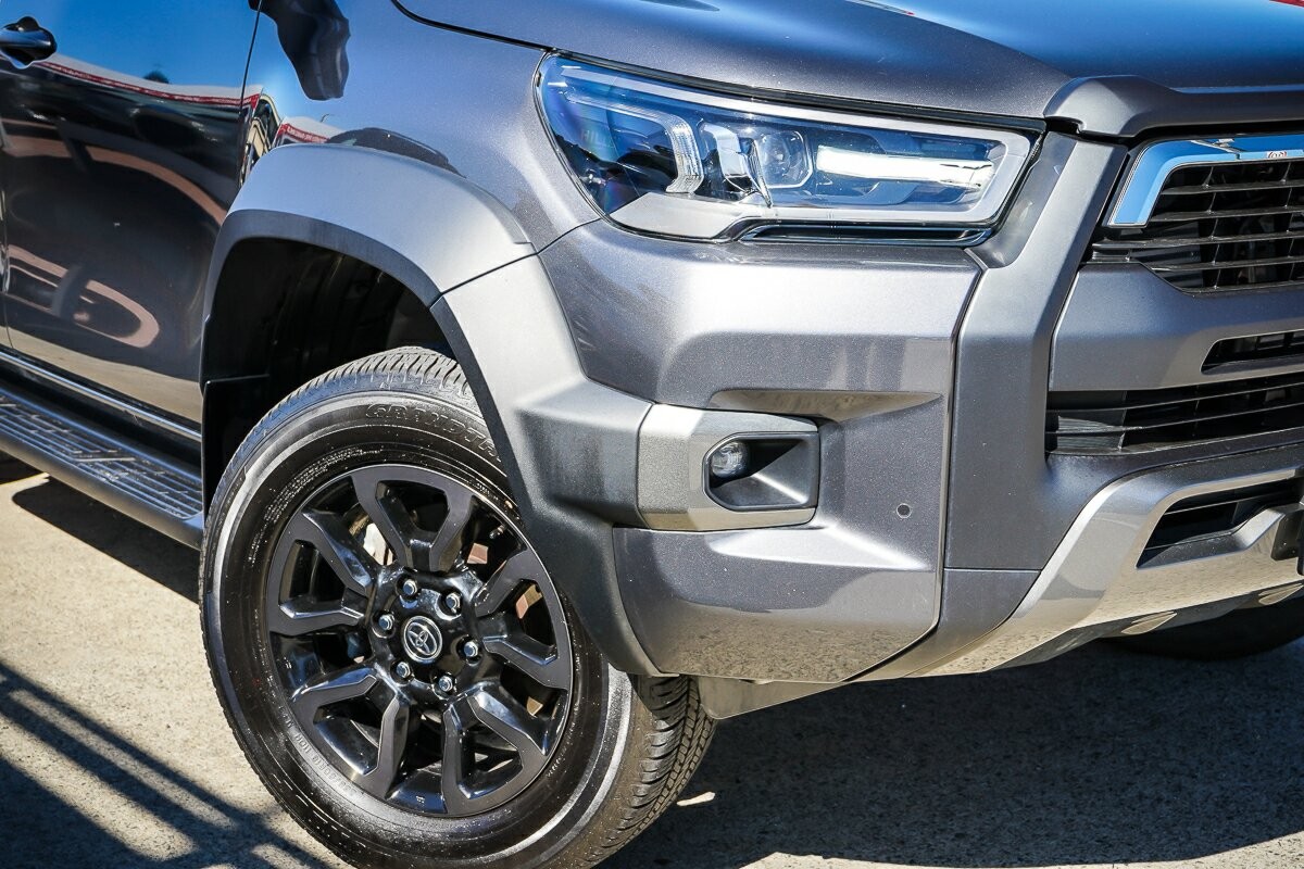 Toyota Hilux image 2