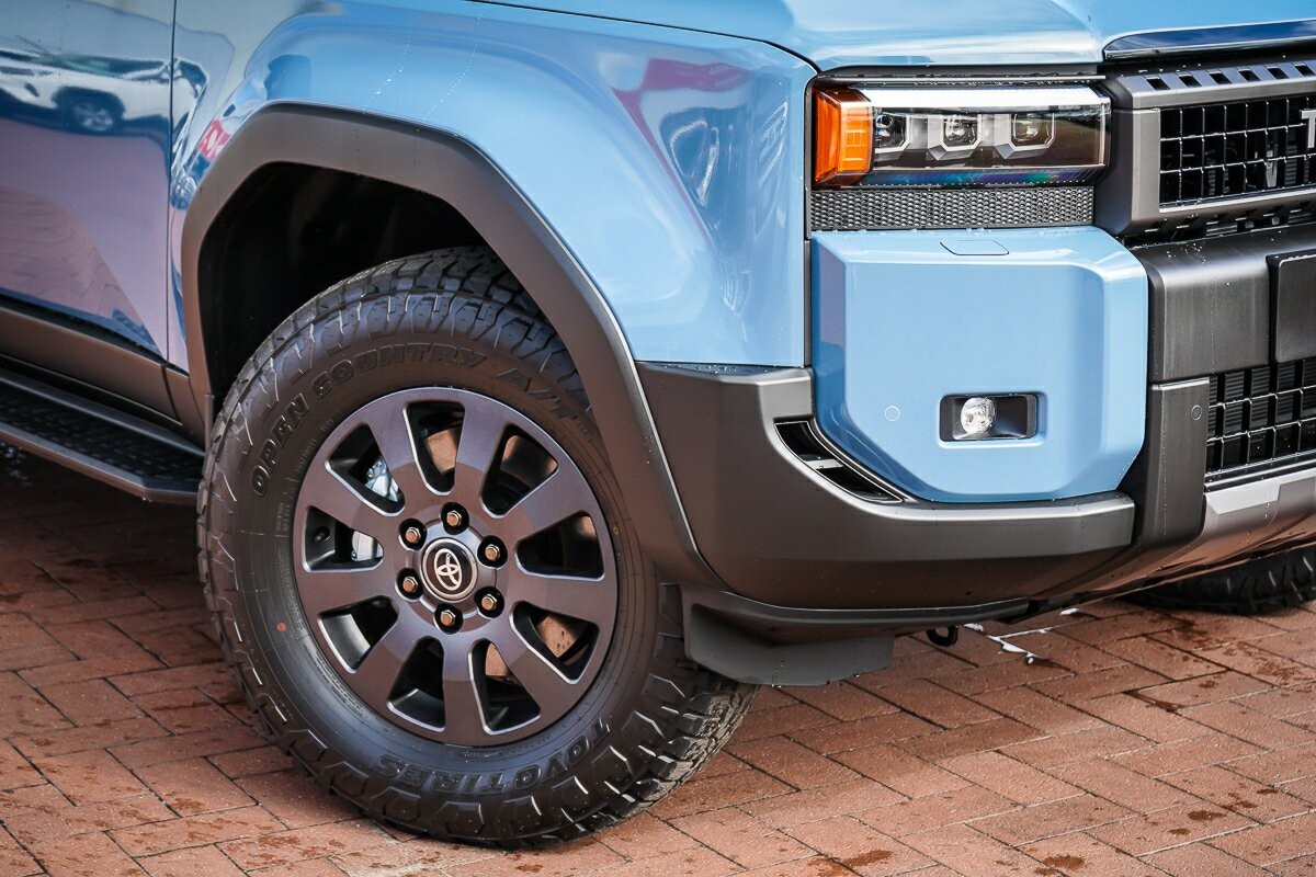 Toyota Landcruiser Prado image 2