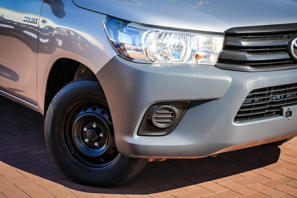 Toyota Hilux image 2