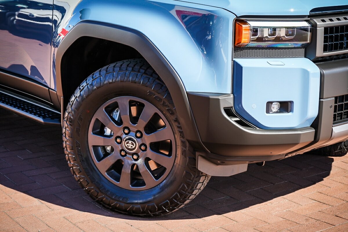 Toyota Landcruiser Prado image 2