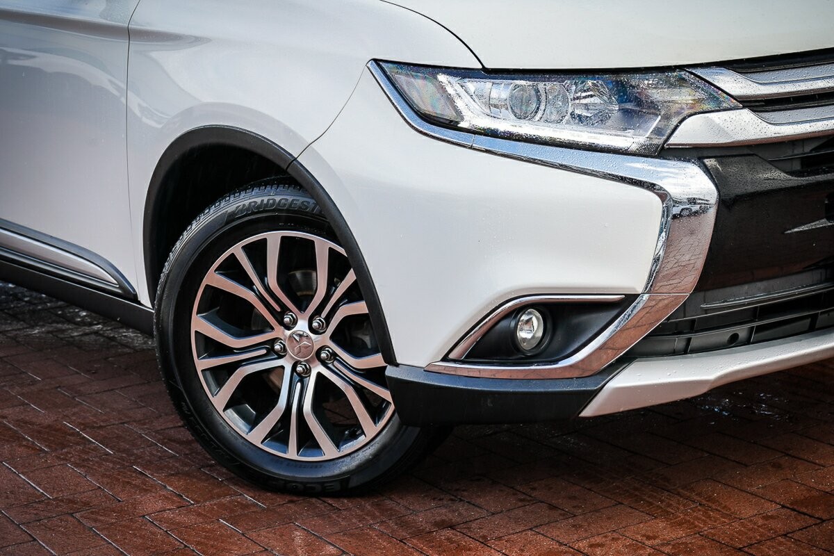 Mitsubishi Outlander image 2