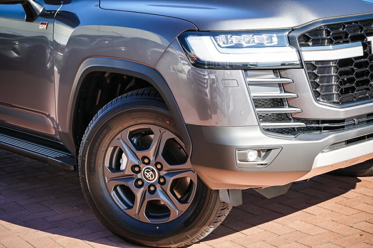 Toyota Landcruiser image 2