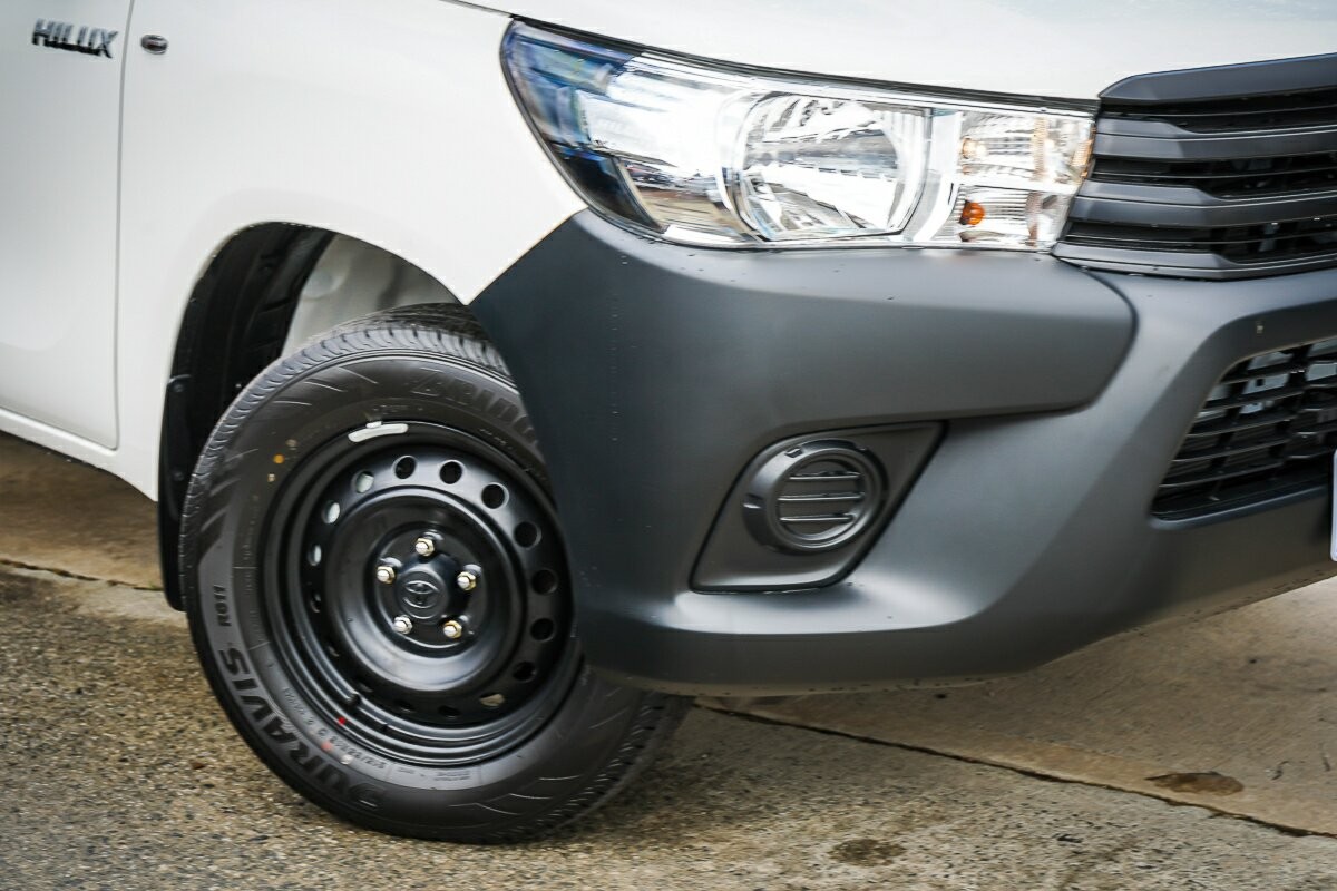 Toyota Hilux image 2