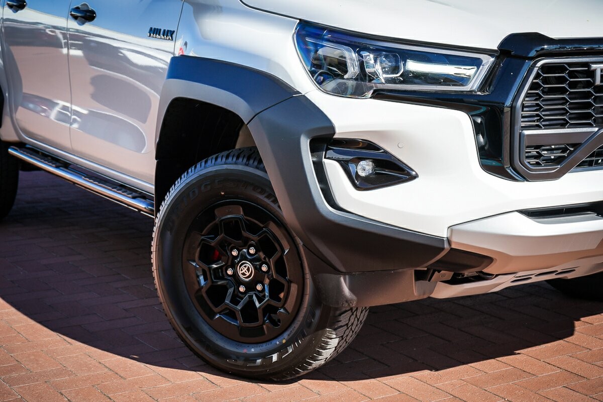 Toyota Hilux image 2