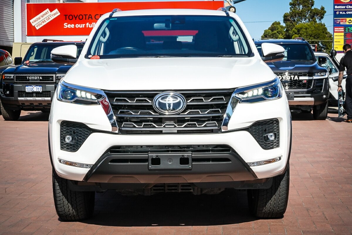 Toyota Fortuner image 3