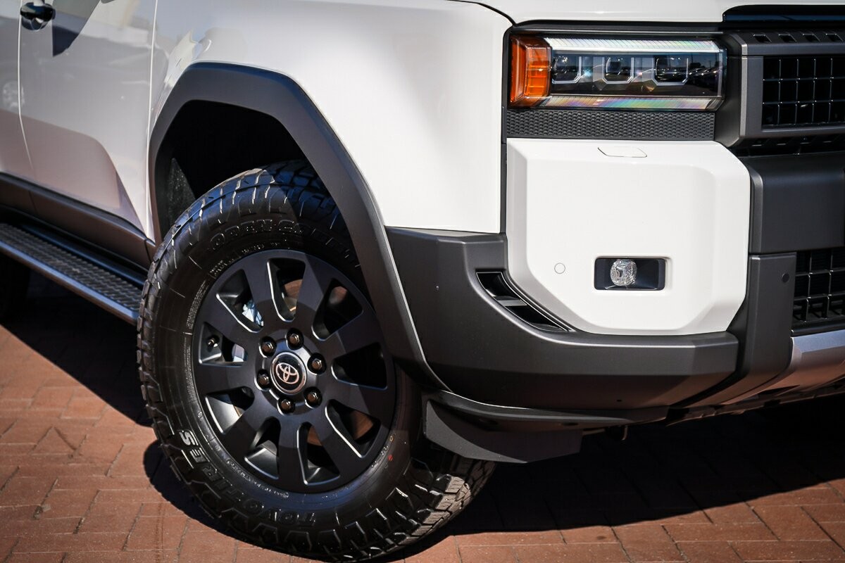 Toyota Landcruiser Prado image 2