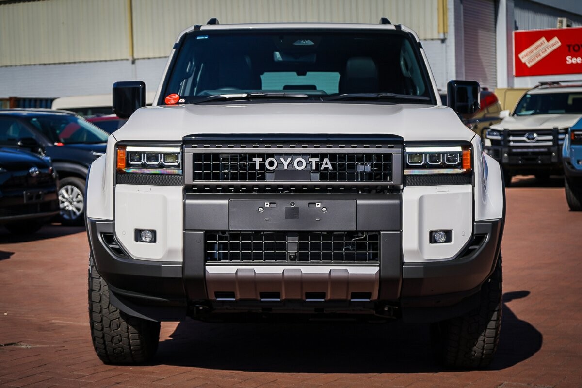 Toyota Landcruiser Prado image 3