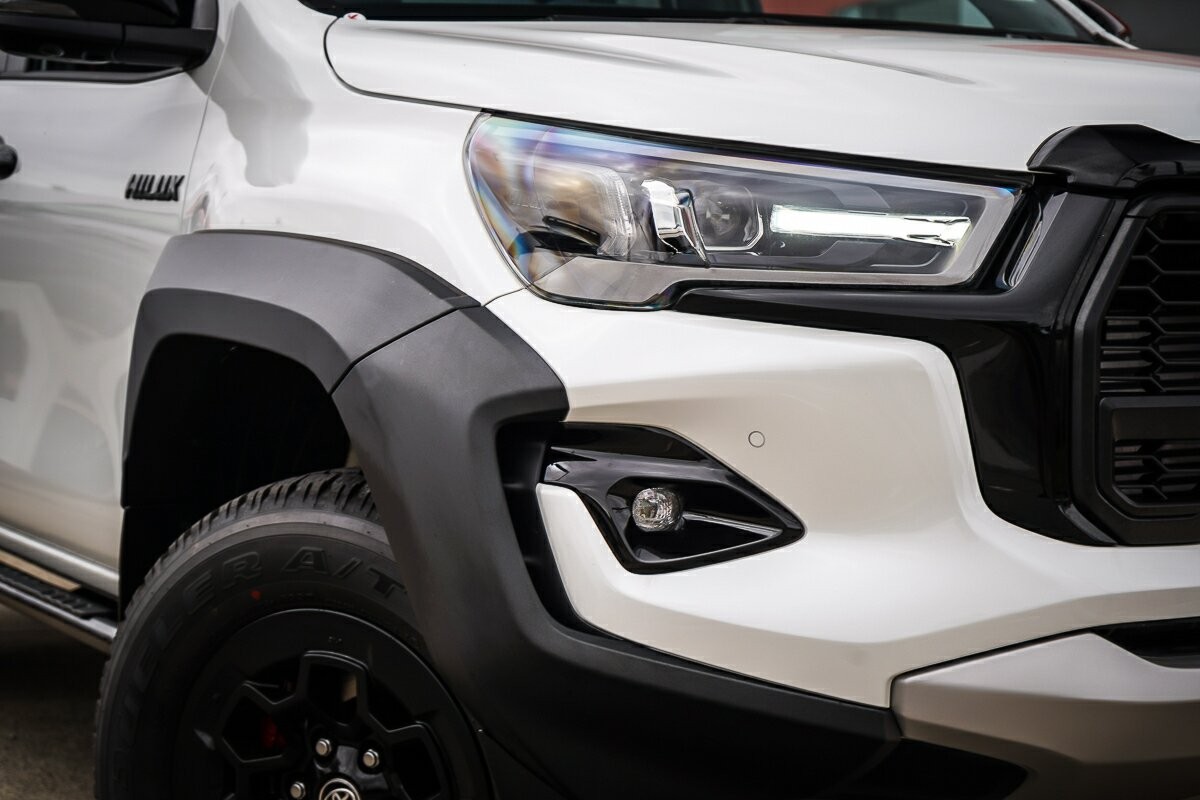 Toyota Hilux image 2