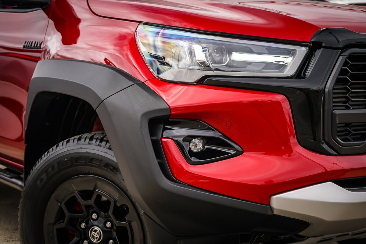 Toyota Hilux image 2