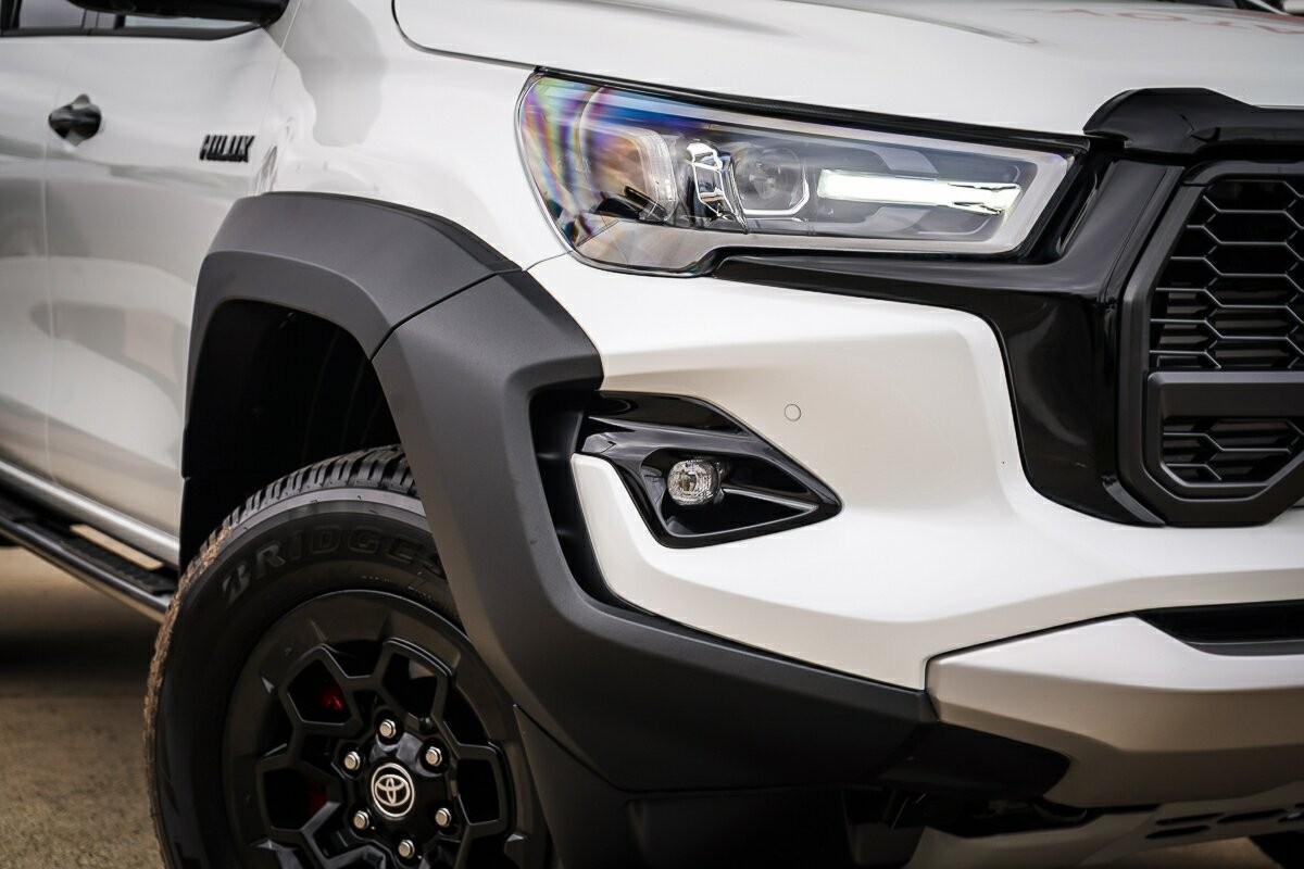 Toyota Hilux image 2