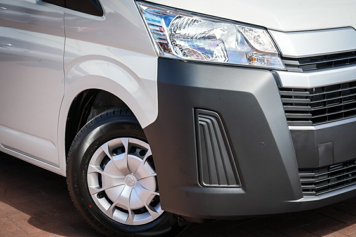 Toyota Hiace image 2