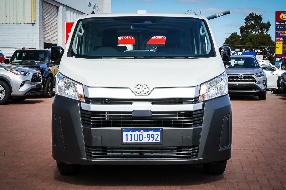 Toyota Hiace image 4