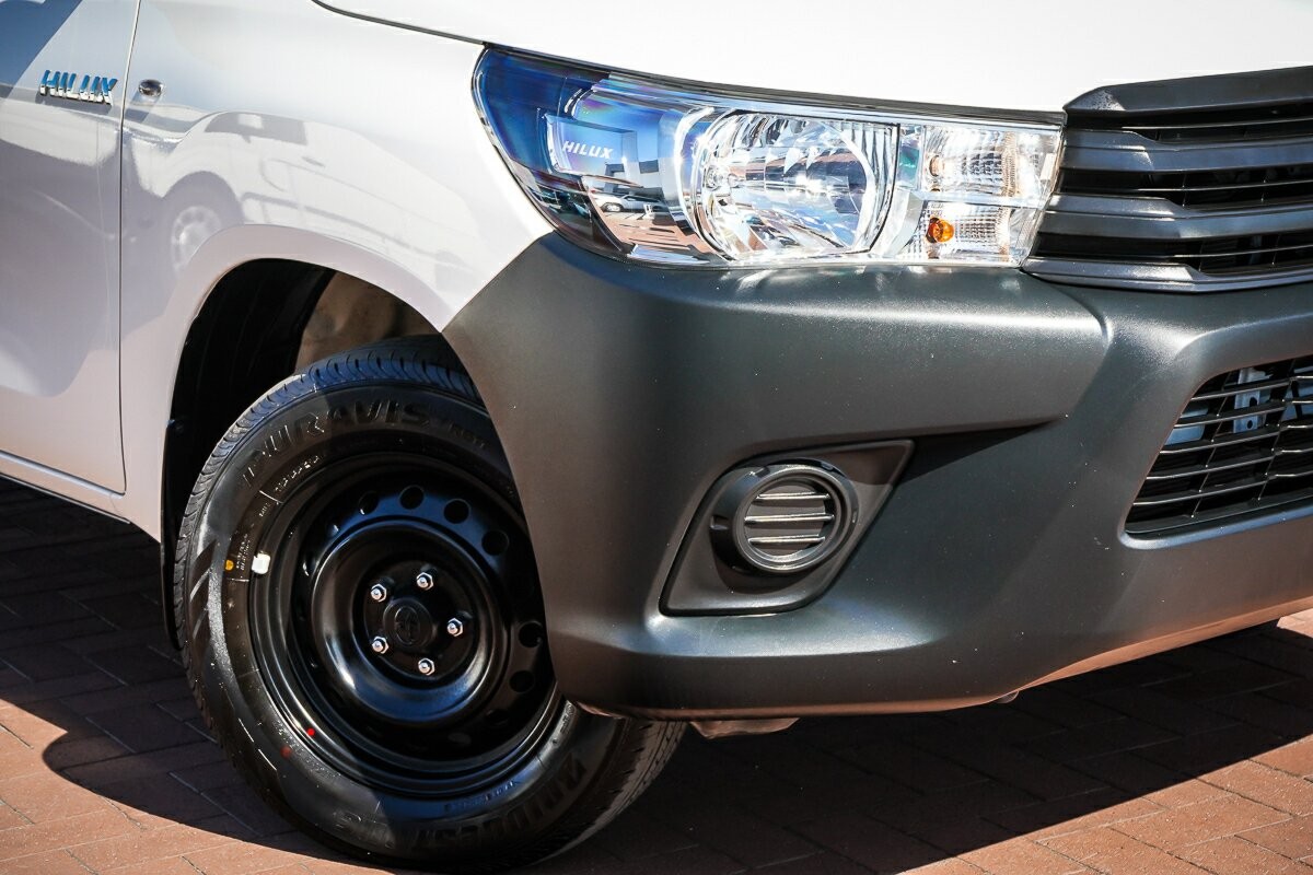 Toyota Hilux image 2
