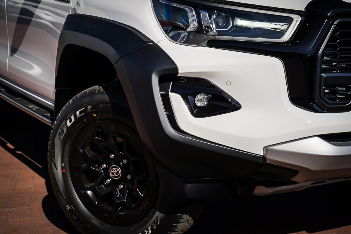 Toyota Hilux image 2