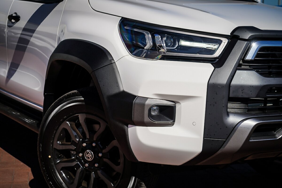 Toyota Hilux image 2