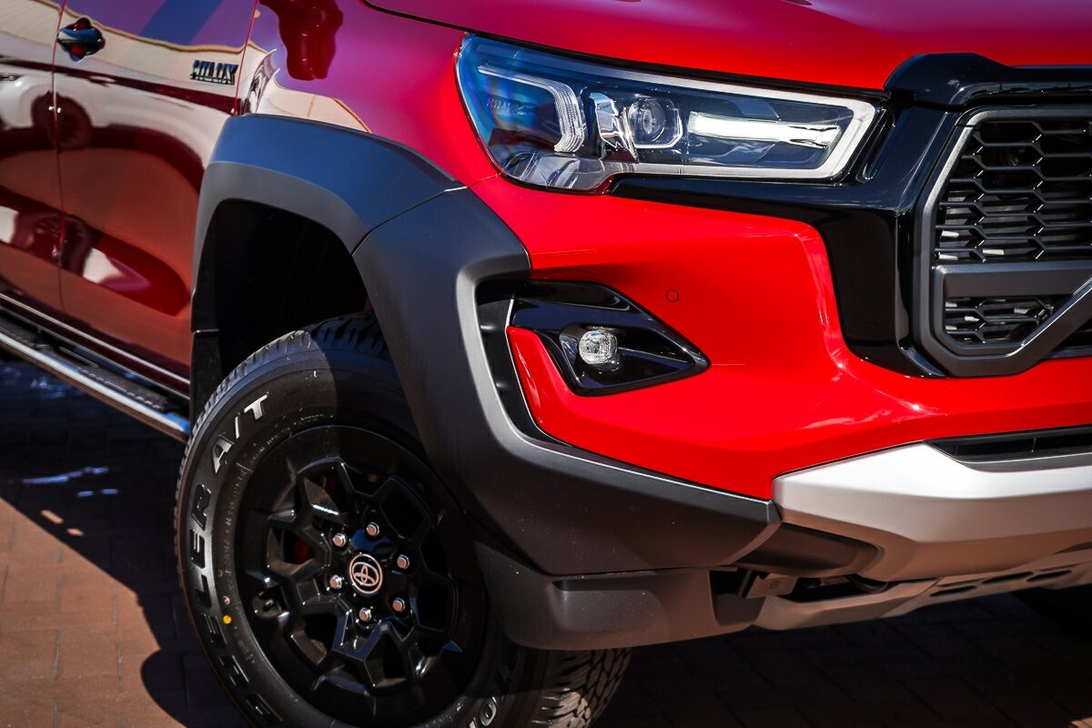 Toyota Hilux image 2